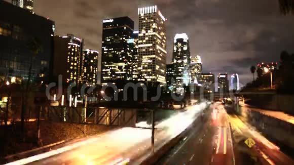 洛杉矶市中心建筑和洛杉矶高速公路的时间流逝剪辑3视频的预览图