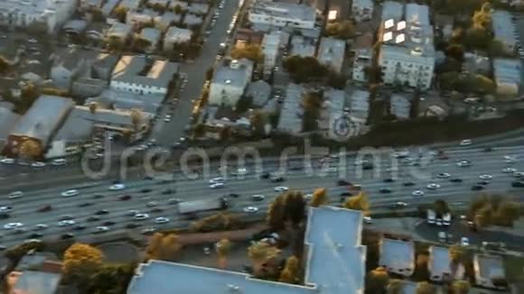 高速公路郊区的空中观景洛杉矶第3段视频的预览图