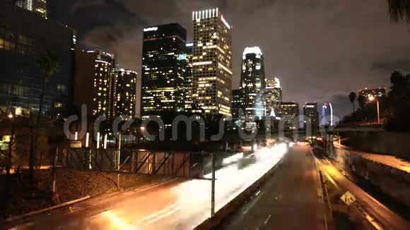 洛杉矶市中心建筑和洛杉矶高速公路的时间推移剪辑2视频的预览图