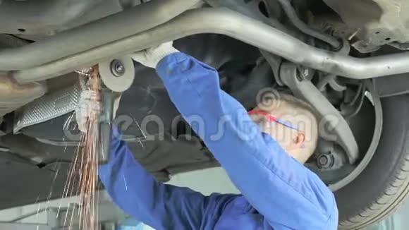 机械师切断汽车里的消声器视频的预览图
