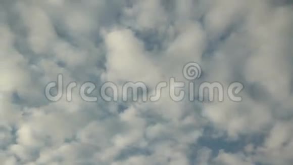 天空中云的运动日夜的变化视频的预览图