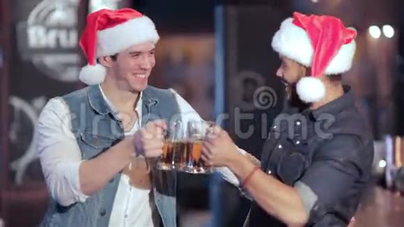 两个圣诞老人带着啤酒杯视频的预览图