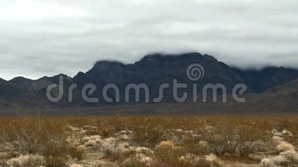 莫哈韦沙漠风暴云的时间流逝剪辑5视频的预览图