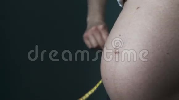 脱衣孕妇测量腹部视频的预览图