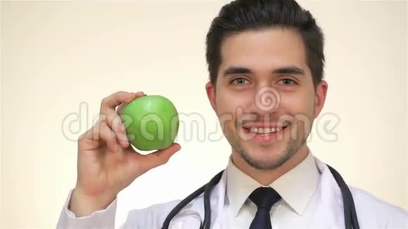 带着绿苹果笑男医生视频的预览图