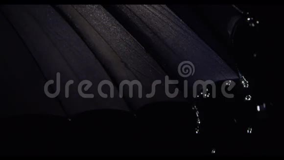 水滴落在黑色伞上4段可见米秒黑色背景慢动作视频的预览图