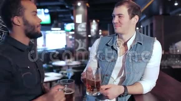 两个带着啤酒杯的朋友视频的预览图