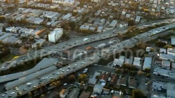 高速公路郊区的空中观景洛杉矶第6段视频的预览图