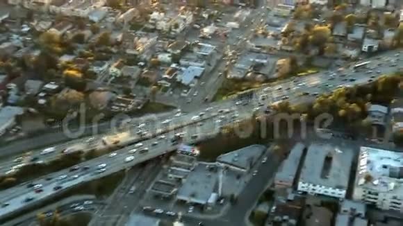 高速公路郊区的空中观景洛杉矶第5段视频的预览图