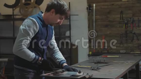 铁匠在他的车间里做金属装饰视频的预览图