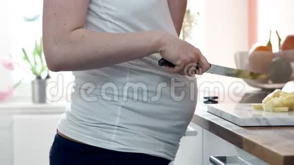 孕妇切菠萝视频的预览图