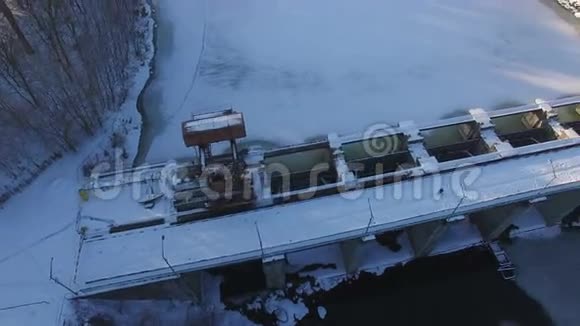 冬天美丽的河流上的空中水坝视频的预览图
