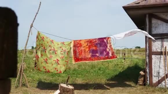 村里晾衣绳上的抹布视频的预览图