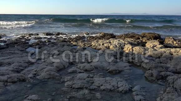 海边的海浪和岩石视频的预览图