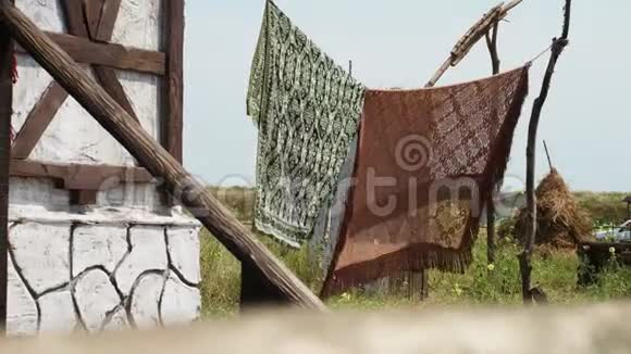 村里晾衣绳上的抹布视频的预览图