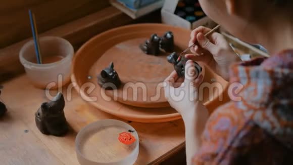 专业陶工画陶瓷纪念品哨视频的预览图