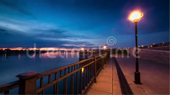夜间城市海滨景观照明视频的预览图