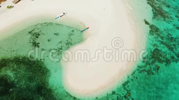 帕塔万岛白色沙滩的热带小岛环礁上美丽的岛屿从上面可以看到热带视频的预览图