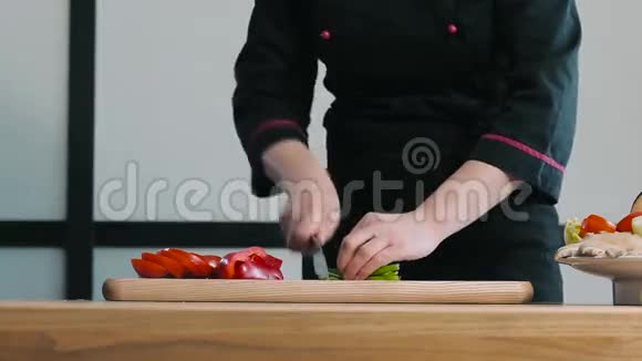 厨师在切菜板上切了葱视频的预览图