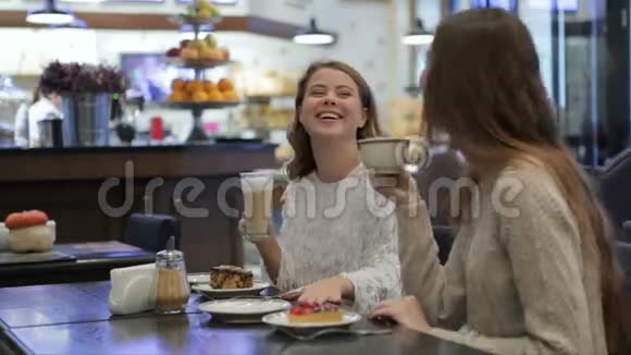 女孩子在咖啡店聊天很开心视频的预览图