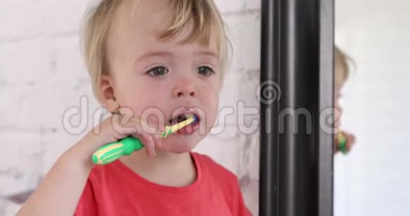 孩子在刷牙视频的预览图