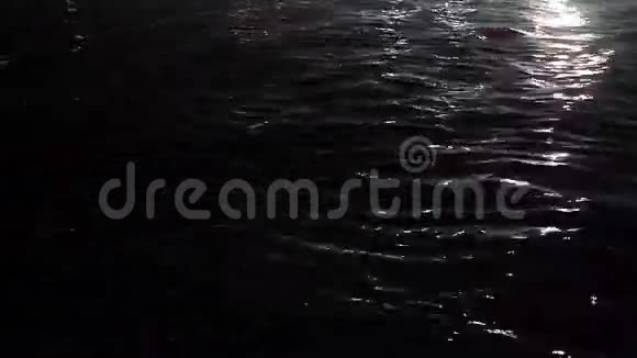 夜晚海上波浪的灯光反射视频的预览图
