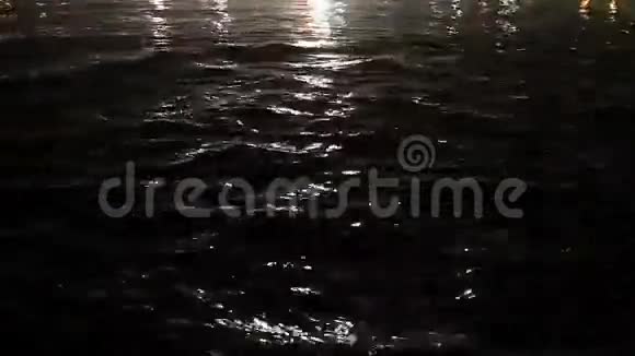 夜晚海上波浪的灯光反射视频的预览图