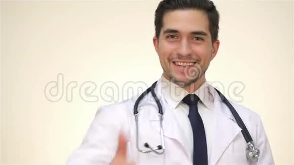 成功的医生竖起大拇指视频的预览图