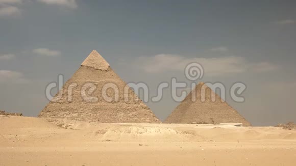 埃及开罗附近吉萨胡夫和哈弗拉金字塔视频的预览图
