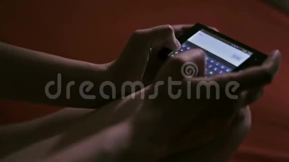 年轻女子手指在她的智能手机上打字视频的预览图