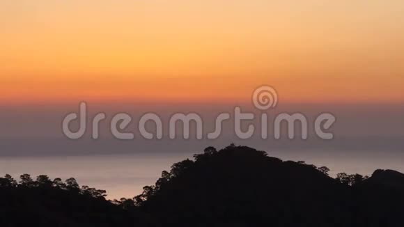 风景日出背景太阳升起日出的时间流逝波涛汹涌的大海和群山视频的预览图