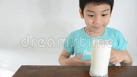 年轻的亚洲男孩喝了一杯牛奶视频的预览图