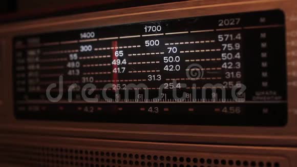 关闭一个老式的收音机拨号与电台和频率正在调整视频的预览图