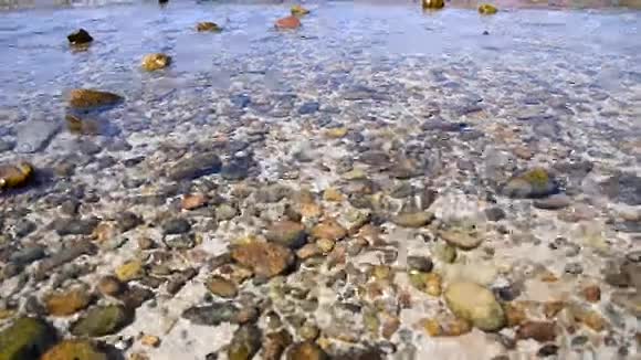 清洁的自然海洋和蓝天波浪向海岸视频的预览图