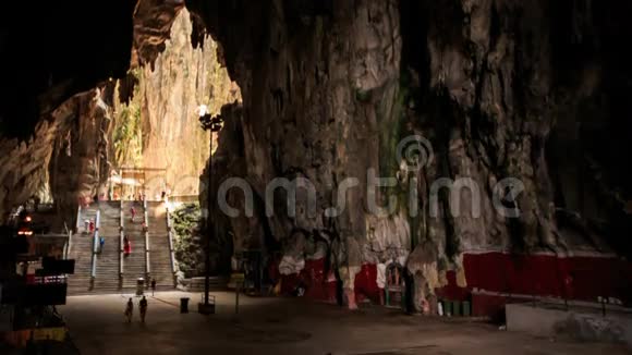 人们在巴图洞穴内的大型广场漫步视频的预览图