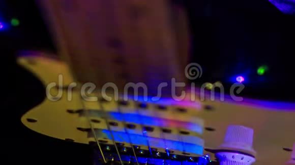 夜间酒吧灯光下的特写吉他指板视频的预览图