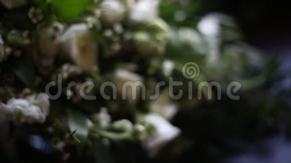 婚礼花束中的结婚戒指新娘视频的预览图