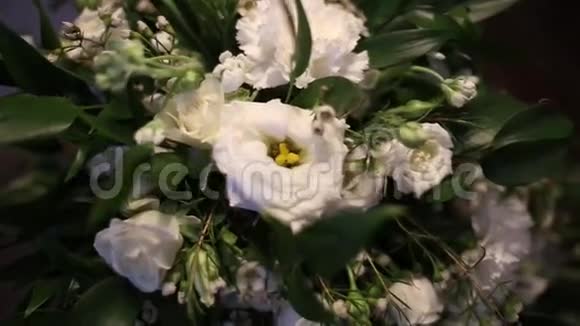 婚礼花束中的结婚戒指新娘视频的预览图