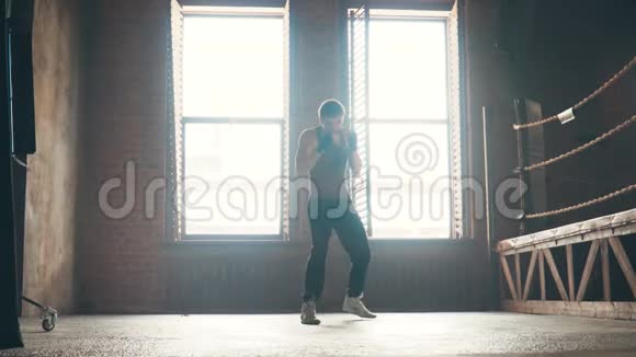 轻量级拳击手训练在老式风格健身房附近的戒指视频的预览图
