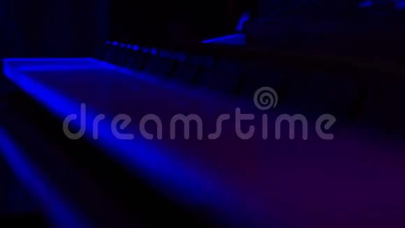 炫彩灯光下的电动钢琴键视频的预览图