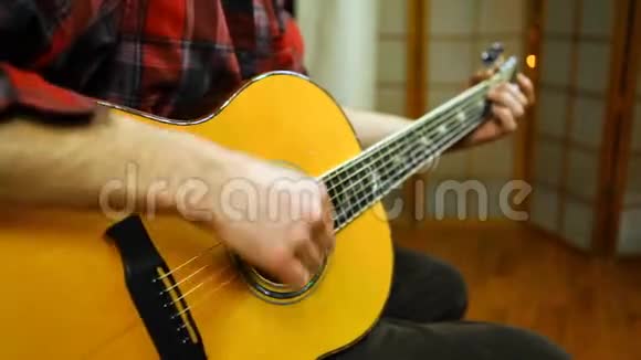 一个用吉他演奏的人视频的预览图