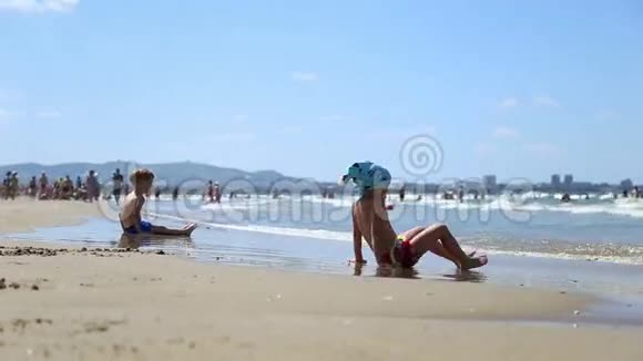 小女孩和男孩在黑海岸边玩耍视频的预览图