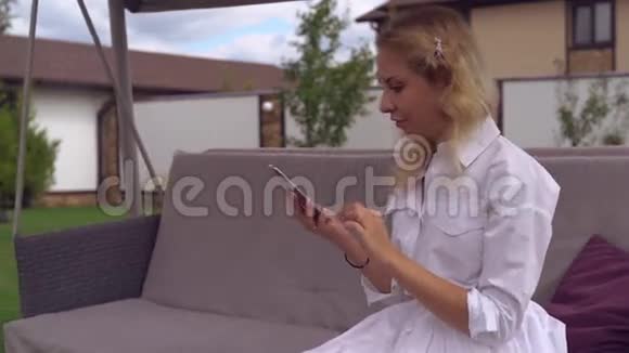 快乐女商人在农村户外使用手机视频的预览图