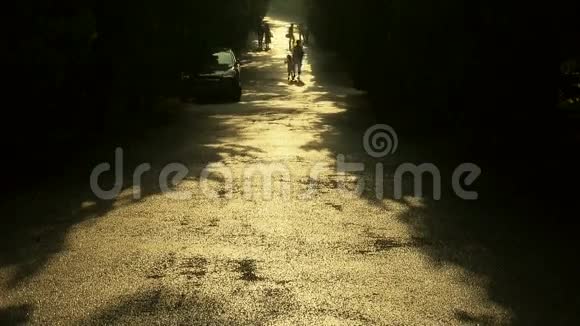 游客走在树荫下走在路上视频的预览图