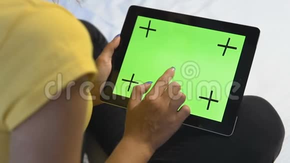 女孩触摸绿色平板屏幕视频的预览图