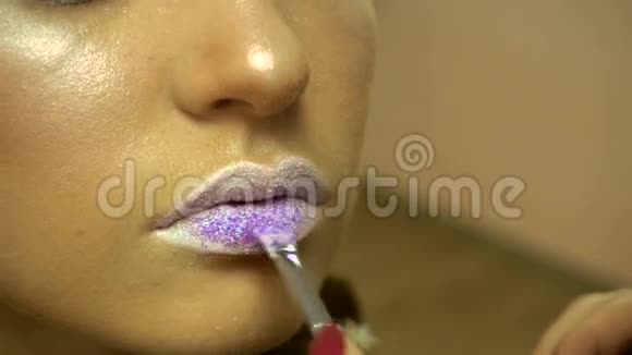 化妆师绘制嘴唇特写视频的预览图
