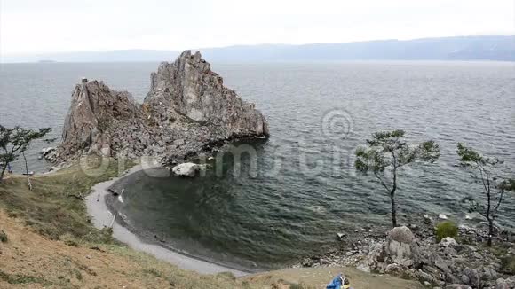 贝加尔湖海湾的海浪视频的预览图