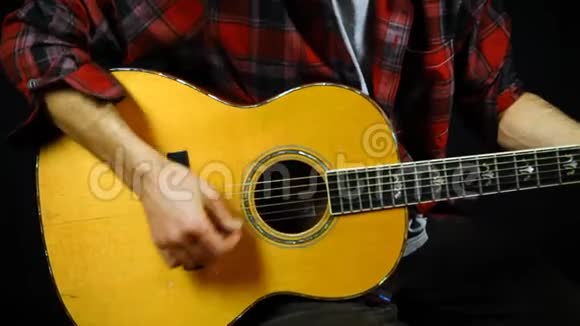 一个用吉他演奏的人视频的预览图