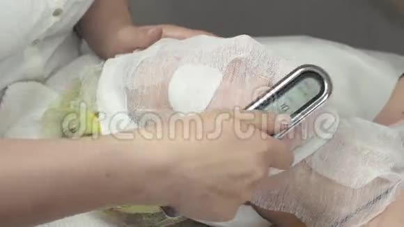 美容师在美容店为脸部妇女做超声波升降手术视频的预览图