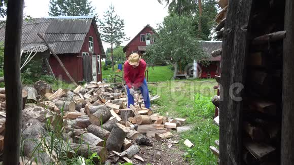 园丁准备天然木材燃料和农村房屋4K视频的预览图